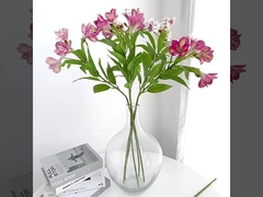 सिमुलेटेड डैफोडी के साथ लिविंग रूम और डाइनिंग टेबल के लिए एक हल्का लक्जरी फूल गुलदस्ता सजावट