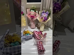 वेलेंटाइन दिवस और मध्य शरद ऋतु उत्सव के उपहारः कुरोमी गुड़िया, गुलाब के गुलदस्ते, साबुन, फूल, सनफ्लू