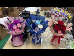 एलेनटाइन दिवस, आपकी प्रेमिका और सबसे अच्छे दोस्त के लिए संरक्षित गुलाब और बर्फ नीले बर्फ फूलों का एक गुलदस्ता