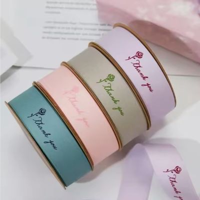 अच्छी कीमत कस्टम वाटरप्रूफ 19 मिमी कपास पॉलिएस्टर साटन रिबन उपहार के लिए उच्च उठाया लोगो के साथ ऑनलाइन