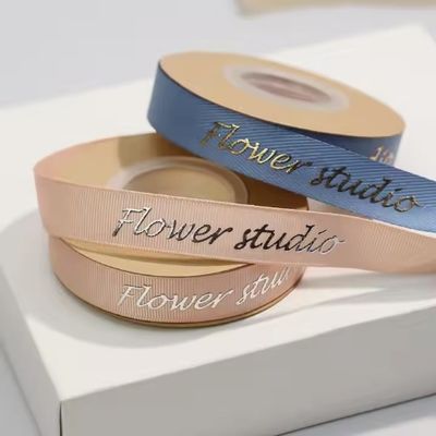 अच्छी कीमत व्यक्तिगत लोगो मुद्रण के साथ अनुकूलित 3 डी गोल्ड फोइल उभरा साटन ग्रॉसग्रेन रिबन ऑनलाइन