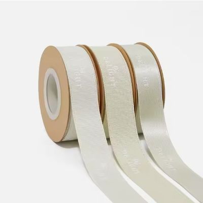 अच्छी कीमत शिल्प पैकेजिंग के लिए कस्टम इम्बोस्ड रिबन टिकाऊ पॉलिएस्टर ग्लिटर साटन ग्रॉसग्रेन ऑनलाइन