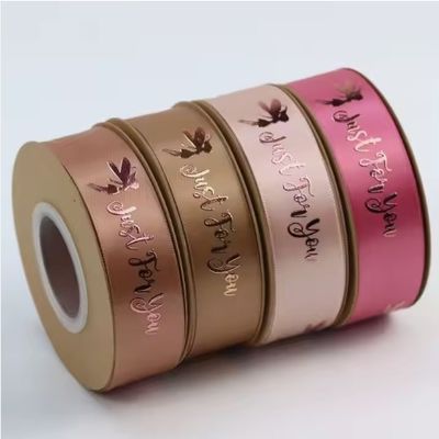 अच्छी कीमत वेलेंटाइन दिवस सजावट के लिए अनुकूलित साटन 3 डी नाम कंपनी लोगो मुद्रित पुष्प रिबन ऑनलाइन