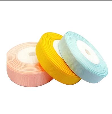 अच्छी कीमत विभिन्न पैटर्नों में फूलों के पैकेज के साथ 10 मिमी-180 मिमी रेशम साटन रिबन उपहार रिबन ऑनलाइन