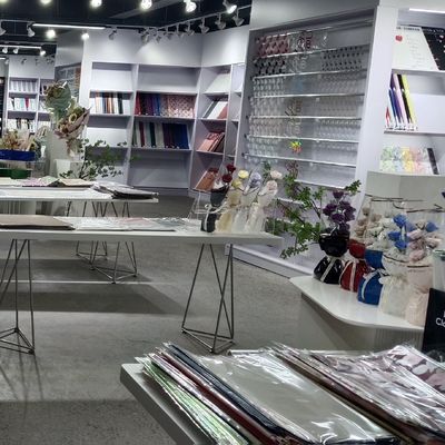 खरीदें गुलाबी पीई जलरोधक फूल लपेटें कागज 2025 शैली प्रत्यक्ष थोक से ऑनलाइन निर्माण