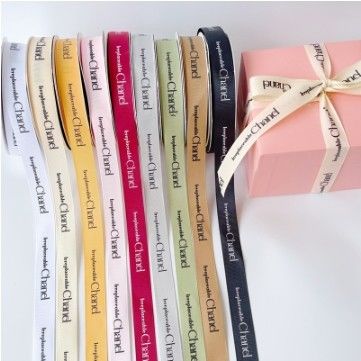 अच्छी कीमत उच्च दृढ़ता और ठोस रंग सजावट एकल चेहरा पॉलिएस्टर उपहार लपेटें रिबन कस्टम रंग में बुना तकनीक के साथ ऑनलाइन