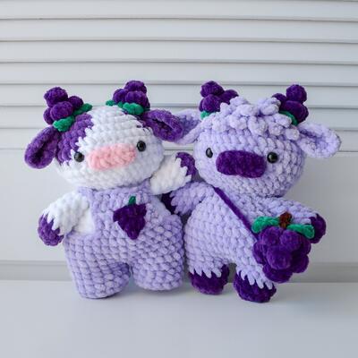खरीदें कस्टम गुलाबी प्लूशी गाय खिलौना स्ट्रॉबेरी गाय Amigurumi प्लूश जानवर भरवां पशु खिलौने के साथ Crochet गुड़िया ऑनलाइन निर्माण