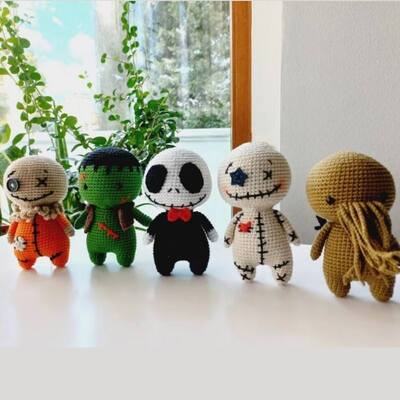 खरीदें नई आगमन 10 सेमी हस्तनिर्मित Crocheted प्लश खिलौने प्यारा मिनी हेलोवीन क्रिसमस बुना हुआ गुड़िया कपास कपड़े पीपी पार्टी के लिए कपास ऑनलाइन निर्माण