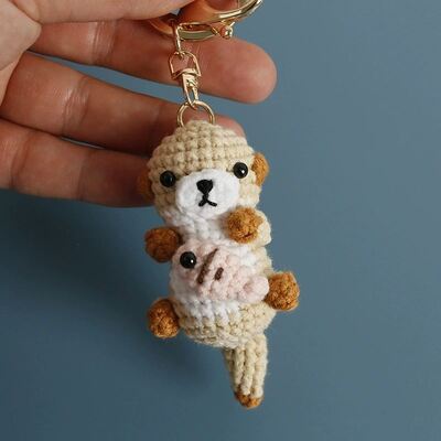 खरीदें बुनाई Amigurumi प्यारा प्लश ओटर पकड़ मछली कुंजीपटल Oyuncak Crochet पशु खिलौने गुड़िया नरम Crocheted ओटर कुंजीपटल ऑनलाइन निर्माण