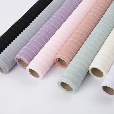 खरीदें फूलवाला रैपिंग पैकिंग पॉलिएस्टर स्ट्राइप डेको मेश रोल 70-80gsm online manufacture