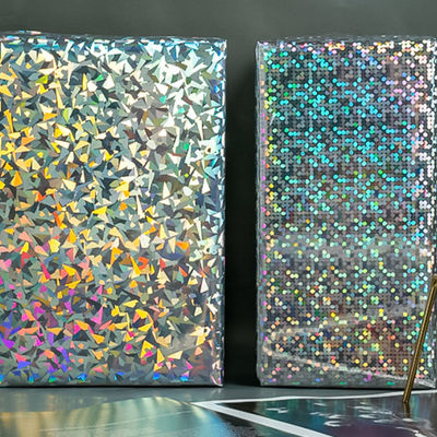 खरीदें होलोग्राम डिज़ाइन वाटरप्रूफ गिफ्ट रैप पेपर रोल कोई चिपकने वाला नहीं online manufacture