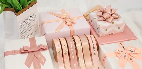अच्छी कीमत कस्टम मुद्रित लोगो और गुलाबी सोने की पन्नी के साथ उच्च दृढ़ता उपहार रैपिंग साटन रिबन ऑनलाइन