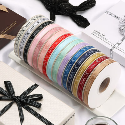 अच्छी कीमत 1 सेमी छोटा सुगंधित मुद्रित पॉलिएस्टर रिबन अनुकूलित लोगो फूल पैकेजिंग रिबन रंग रिबन जन्मदिन केक बॉक्स स्ट्रैप ऑनलाइन