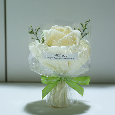 अच्छी कीमत जन्मदिन, वेलेंटाइन दिवस और महिला दिवस के उपहार के लिए गुलाबों का छोटा गुलदस्ता ऑनलाइन