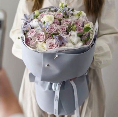 अच्छी कीमत पानी प्रतिरोधी कोरियाई शैली काफिन कागज के लिए उभरा हुआ कागज फूल कला पैकेजिंग 58*58 सेमी प्लास्टिक गोल गुलदस्ता ऑनलाइन