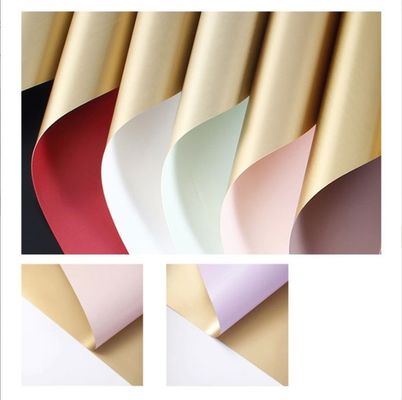 अच्छी कीमत फूलों के लिए प्लास्टिक फूलों का गुलदस्ता पैकेजिंग पेपर वेलेंटाइन दिवस दो रंग की फिल्म जलरोधक सोने का कागज ऑनलाइन