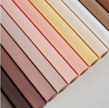 अच्छी कीमत 57*57 सेमी मैट फ्रॉस्टेड फ्लोरल फ्लोरल पैकिंग पेपर BOPP उत्पादों के लिए ऑनलाइन