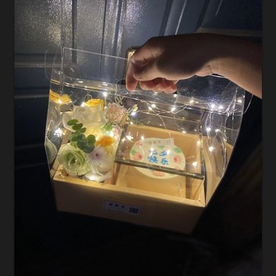 अच्छी कीमत फूल केक बॉक्स, पारदर्शी पीवीसी तह फल फूल बॉक्स, वेलेंटाइन दिवस के लिए हाथ से आयोजित फूल व्यवस्था बॉक्स और लोकप्रिय फूल उपहार बॉक्स ऑनलाइन