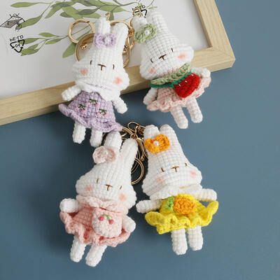 अच्छी कीमत Handmade Knitted Rabbit Keychain Cute Wool Knitted Flowered Rabbit Doll Handcrafted Exquisite Decorative Item ऑनलाइन