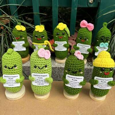 अच्छी कीमत Cute Positive Energy Emotional Cucumber Pickle Doll Hand-Knitted Crochet Doll Stress Relief Creative Gift Amigurumi Handmade Toy ऑनलाइन