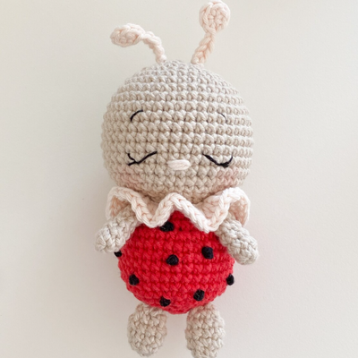 अच्छी कीमत प्यारा मिनी Crochet बेबी Ladybug खिलौना नरम Amigurumi मधुमक्खी गुड़िया कार्बनिक कपास कपड़े पीपी कपास भरने जाल अस्तर के साथ ऑनलाइन